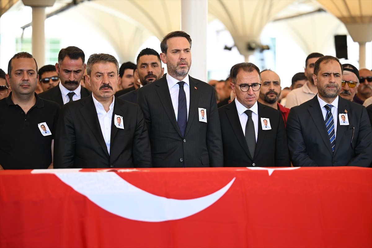 Enerji ve Tabii Kaynaklar Bakanı Alparslan Bayraktar (sol 3), Türkiye Petrolleri Anonim Ortaklığı...