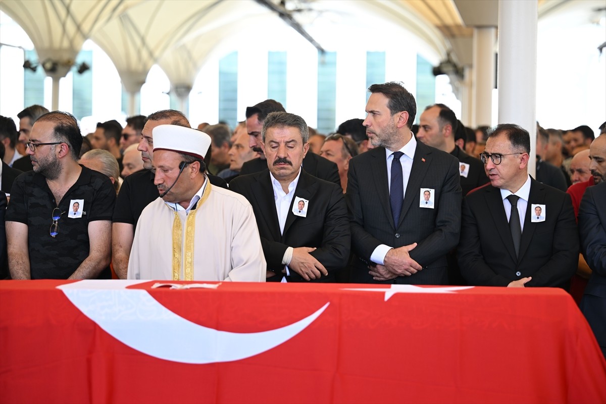 Enerji ve Tabii Kaynaklar Bakanı Alparslan Bayraktar (sol 3), Türkiye Petrolleri Anonim Ortaklığı...