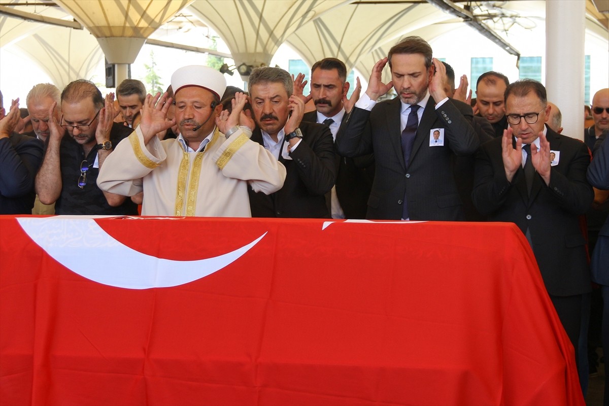 Enerji ve Tabii Kaynaklar Bakanı Alparslan Bayraktar (sol 3), Türkiye Petrolleri Anonim Ortaklığı...