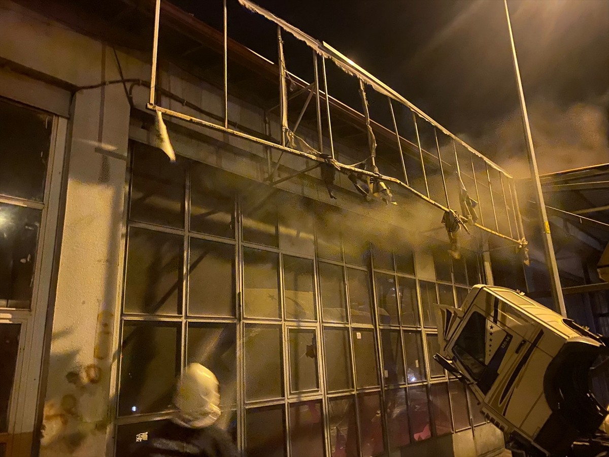  Erzincan'da bir iş yerinde çıkan yangın, itfaiye ekiplerince söndürüldü.