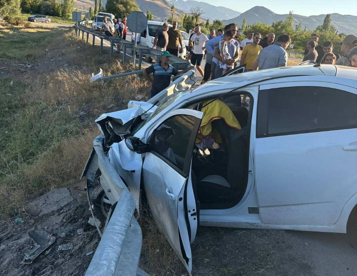 Erzincan'da iki otomobilin çarpışması sonucu 2’si çocuk, 8 kişi yaralandı.