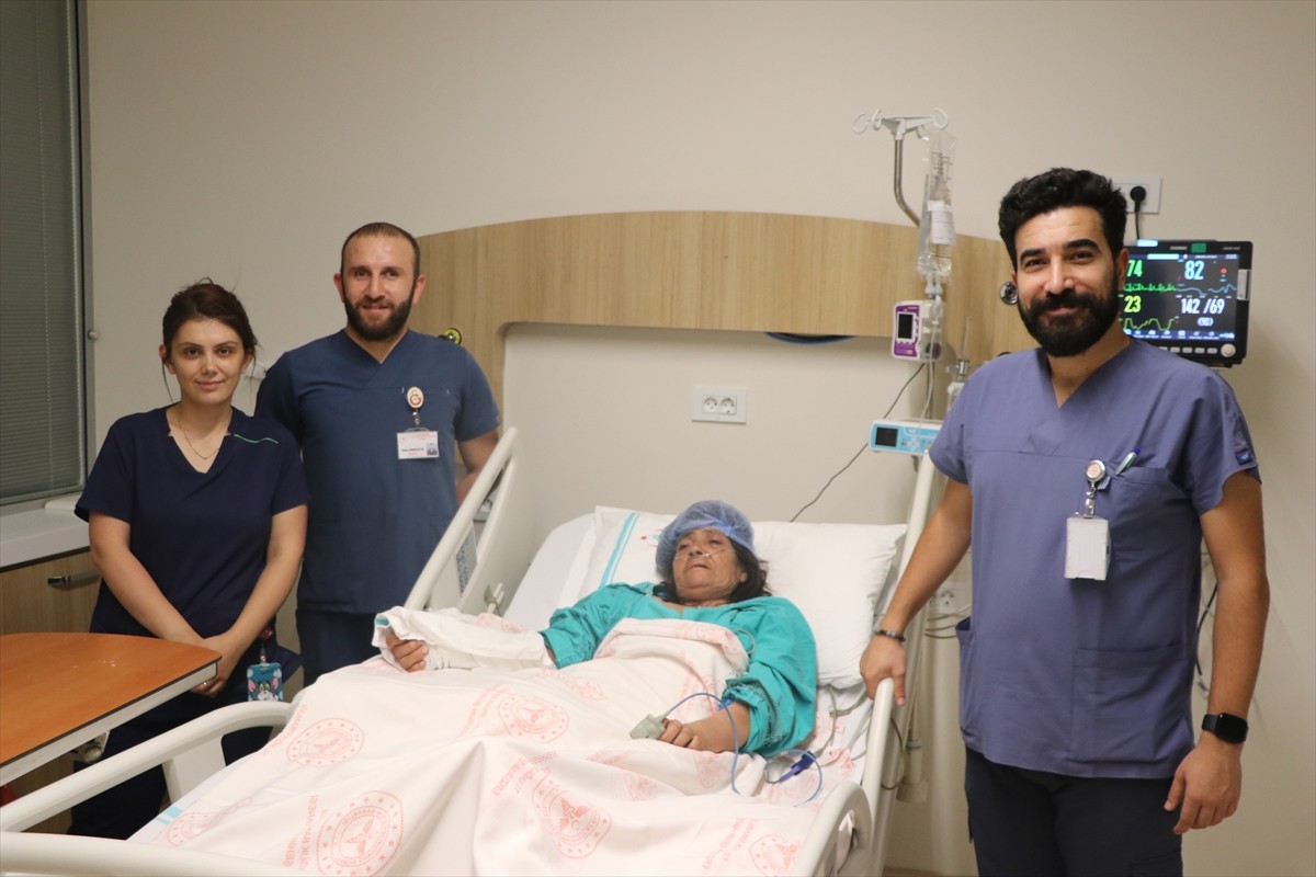 Erzurum'da hayvanlara saman verirken balyadan çıkan yılanın kolunu ısırdığı 61 yaşındaki Saraynaz...