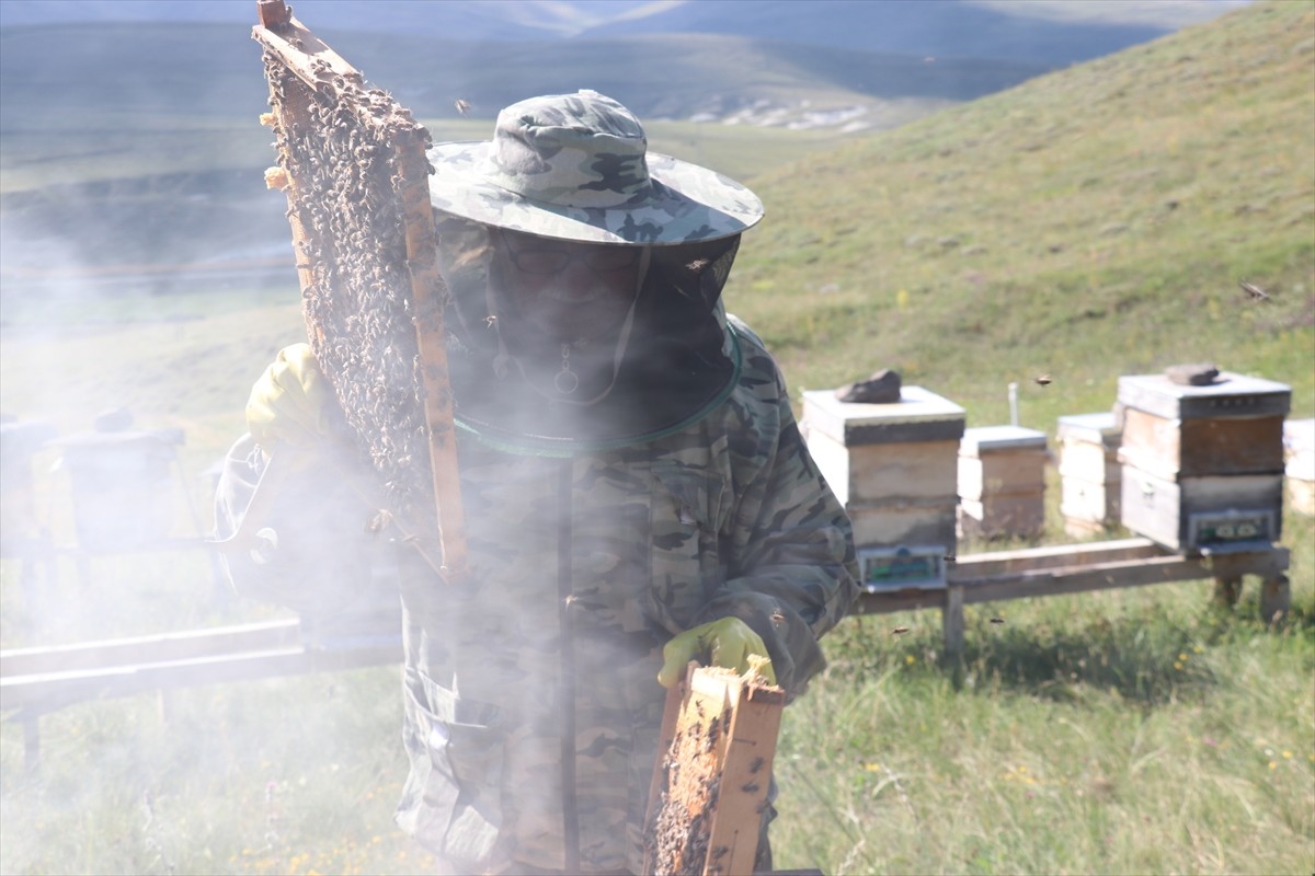 Erzurum'da, kovanlarının bulunduğu Güzelova Yaylası'nda, kovanlarının bulunduğu bölgedeki evinde...