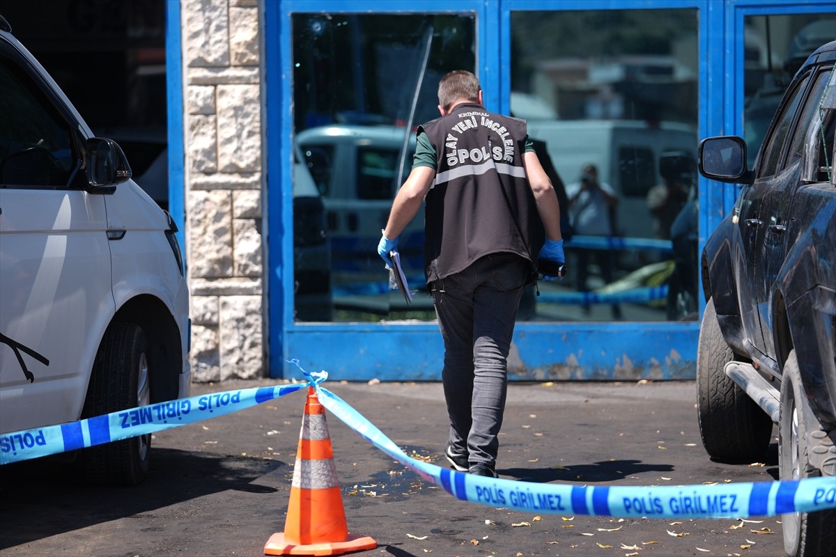 Erzurum'da oto tamiri yapılan bir iş yerine silahlı saldırı gerçekleştirildi. Polis ekipleri olay...
