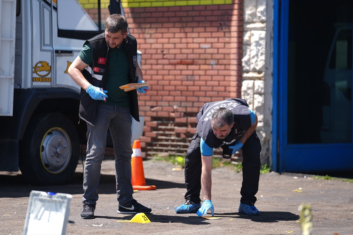 Erzurum'da oto tamiri yapılan bir iş yerine silahlı saldırı gerçekleştirildi. Polis ekipleri olay...