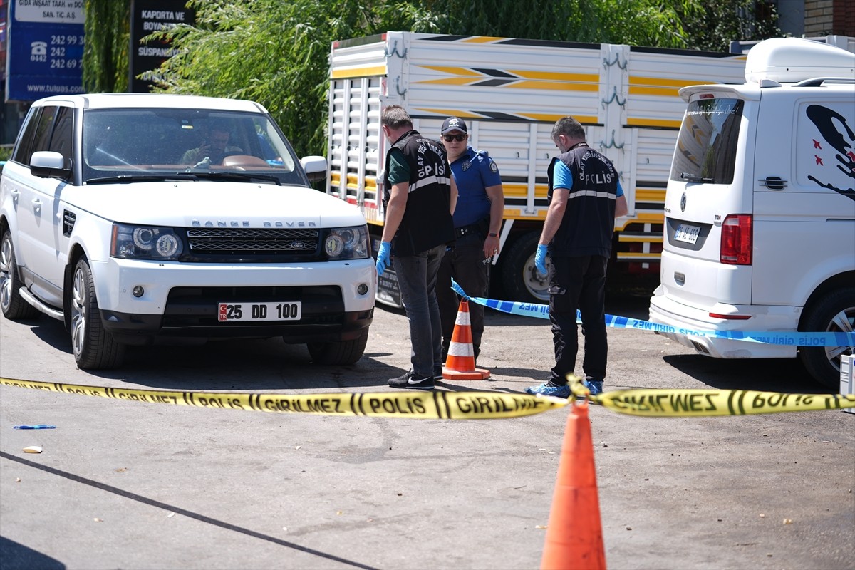 Erzurum'da oto tamiri yapılan bir iş yerine silahlı saldırı gerçekleştirildi. Polis ekipleri olay...