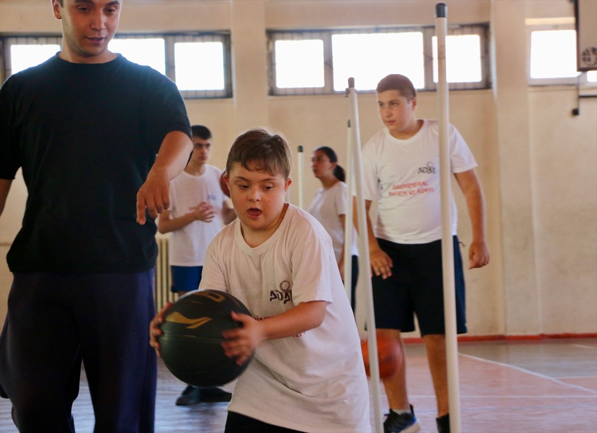 Eskişehir'de 2022 yılında kurulan bir spor kulübü bünyesinde sporla tanışıp, basketbol, atletizm...