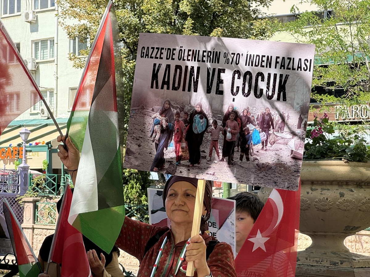Eskişehir'de sağlık çalışanları İsrail'in Gazze'ye saldırılarını protesto için her cumartesi...