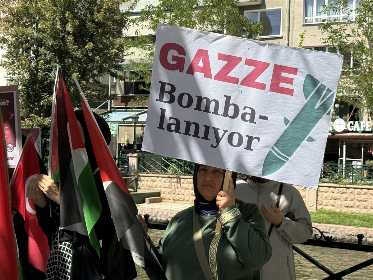 Eskişehir'de sağlık çalışanları İsrail'in Gazze'ye saldırılarını protesto için her cumartesi...