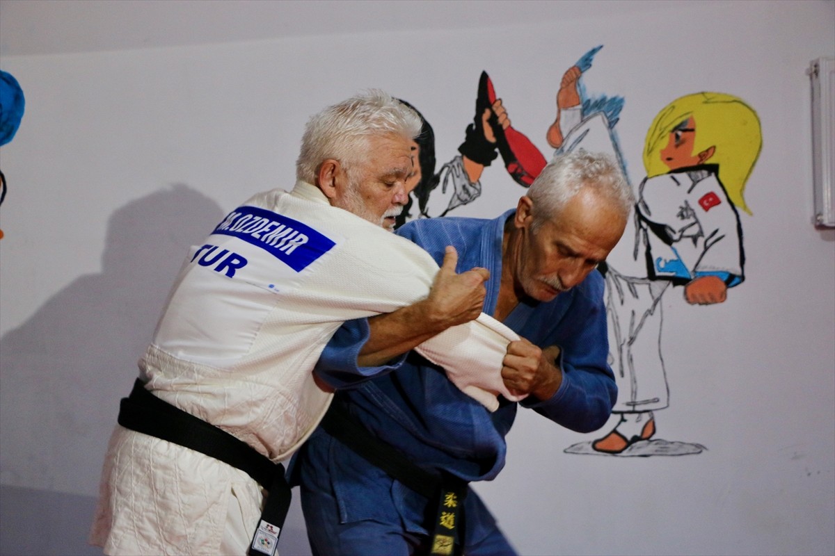 Eskişehir'de yaşayan 70 yaşındaki Mustafa Uğur Yücel, Türkiye şampiyonasında kazandığı pek çok...