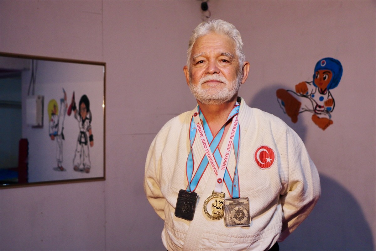 Eskişehir'de yaşayan 70 yaşındaki Mustafa Uğur Yücel, Türkiye şampiyonasında kazandığı pek çok...