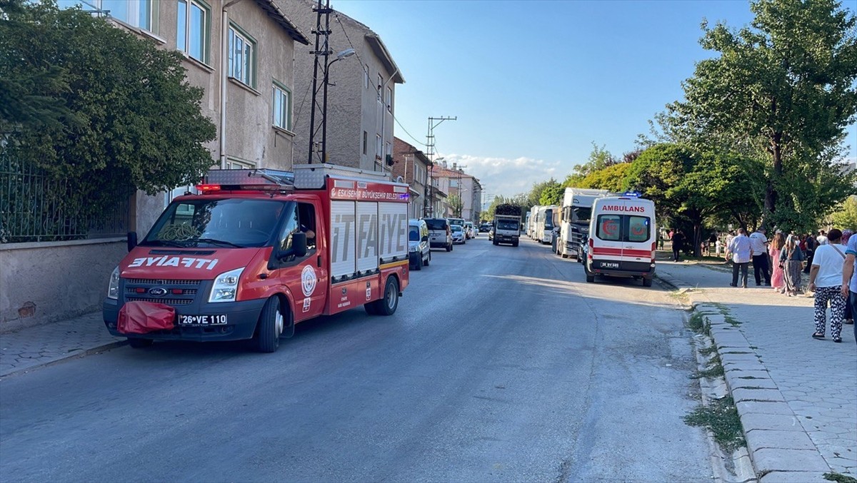 Eskişehir'in Tepebaşı ilçesinde sulama kanalına düşen çocuğu kurtardıktan sonra suda gözden...