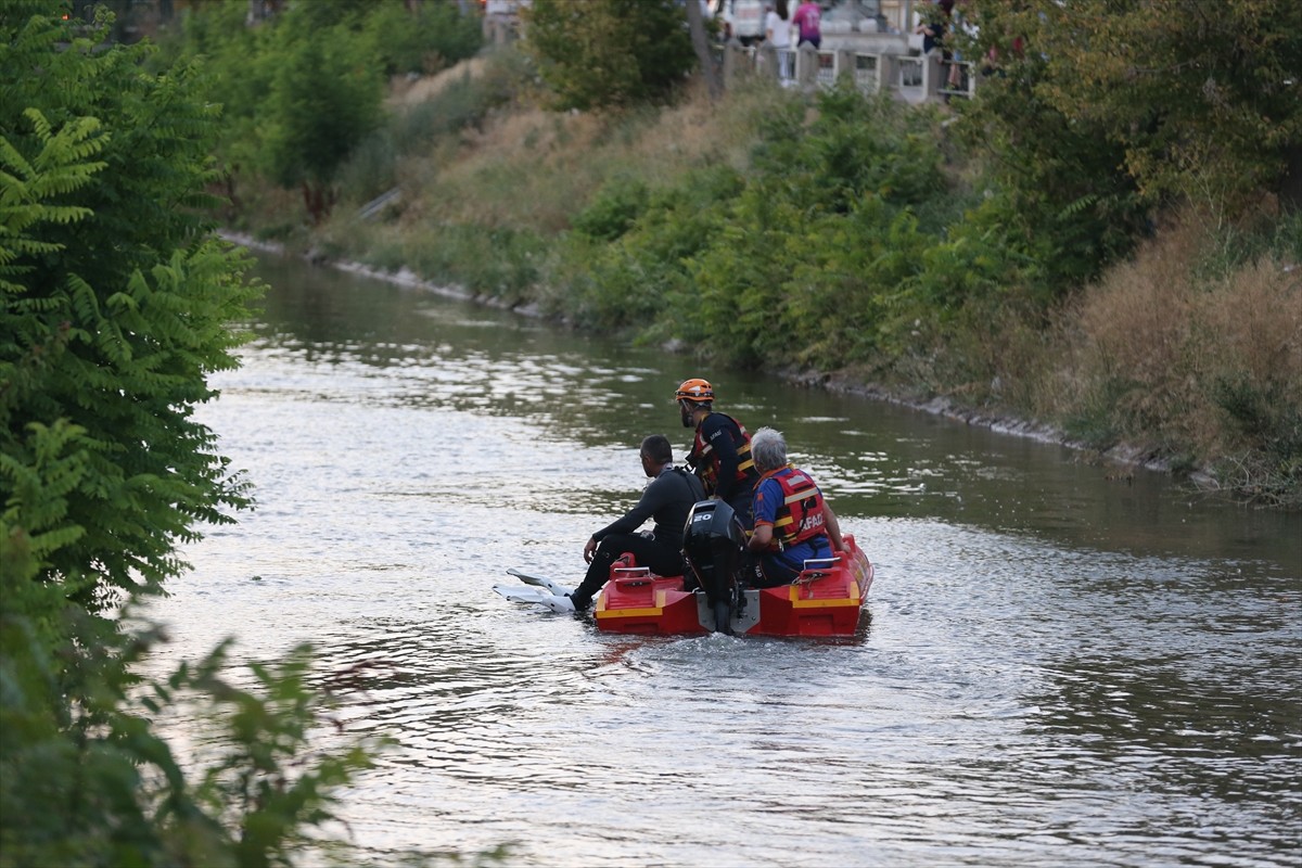 Eskişehir'in Tepebaşı ilçesinde sulama kanalına düşen çocuğu kurtardıktan sonra suda gözden...