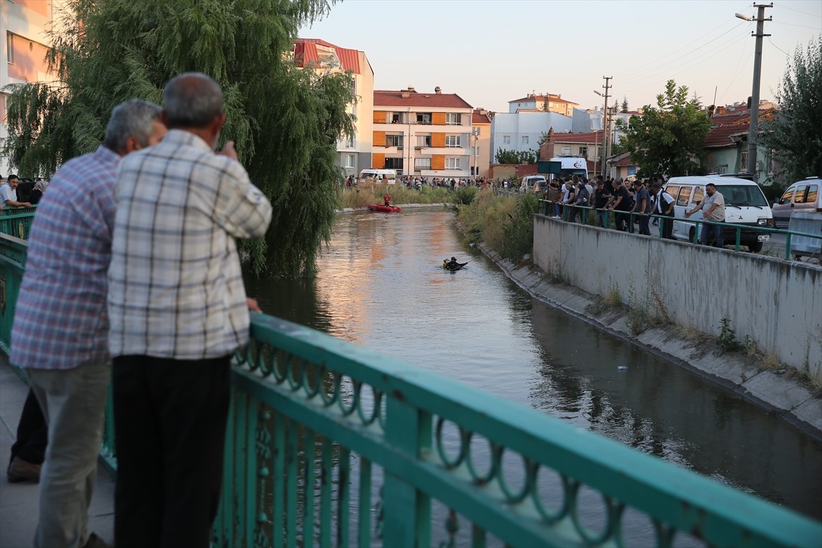 Eskişehir'in Tepebaşı ilçesinde sulama kanalına düşen çocuğu kurtardıktan sonra suda gözden...