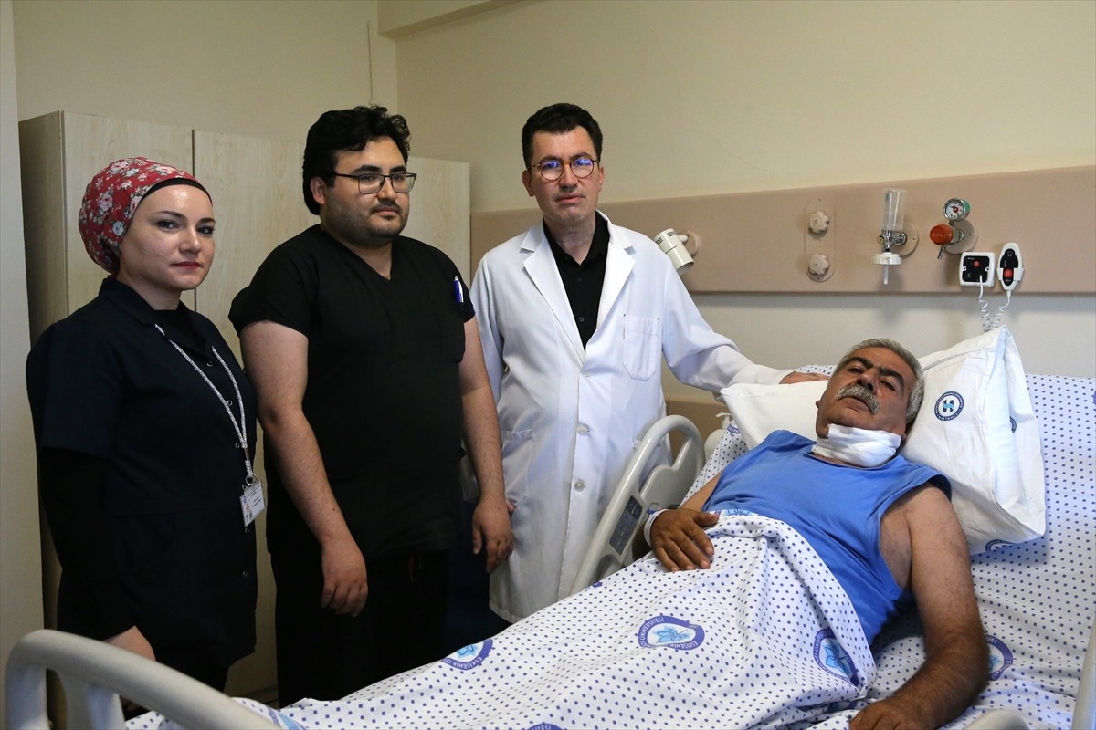 Eskişehir'in Tepebaşı ilçesindeki bir çay bahçesinde önceki gün maskeli saldırganın bıçaklı...