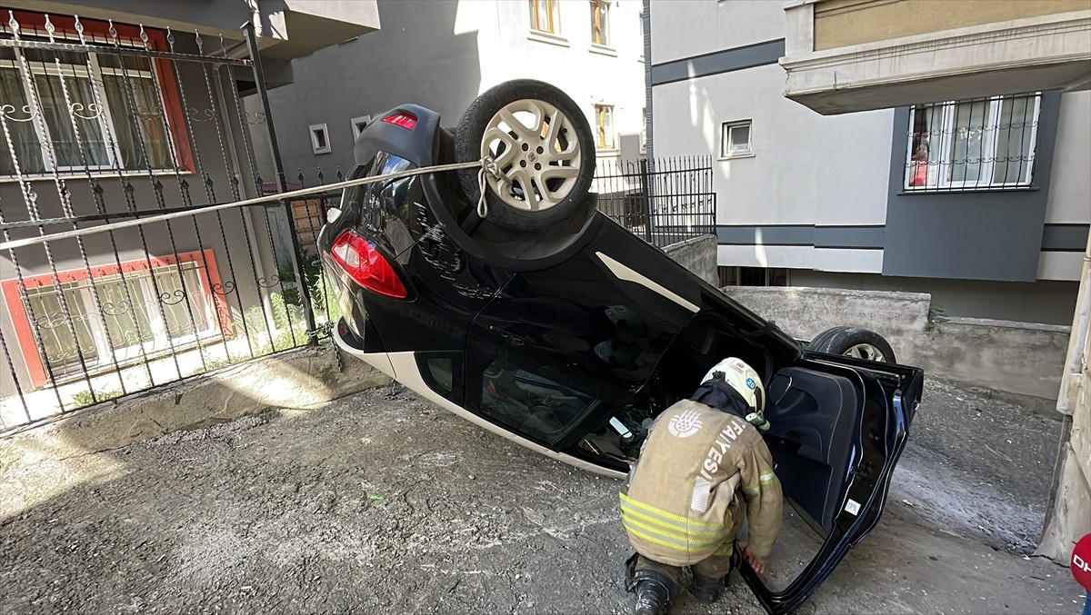 Eyüpsultan'da binanın otoparkına girmeye çalışırken fren yerine gazan basan otomobildeki sürücü...