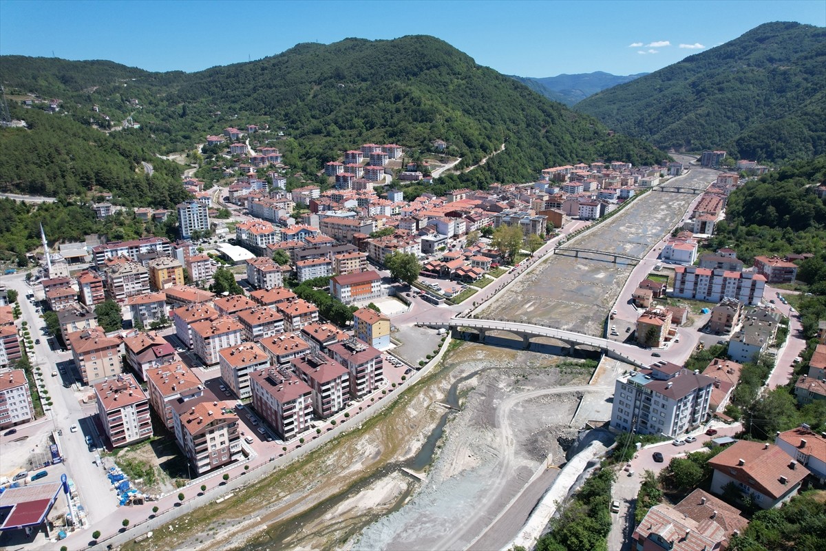 Ezine Çayı'nın 2021'de taşması sonucu sel felaketinin vurduğu Kastamonu'nun Bozkurt ilçesi...