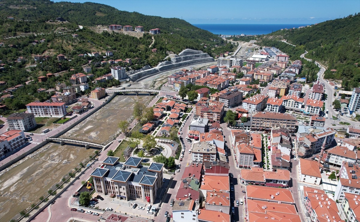 Ezine Çayı'nın 2021'de taşması sonucu sel felaketinin vurduğu Kastamonu'nun Bozkurt ilçesi...