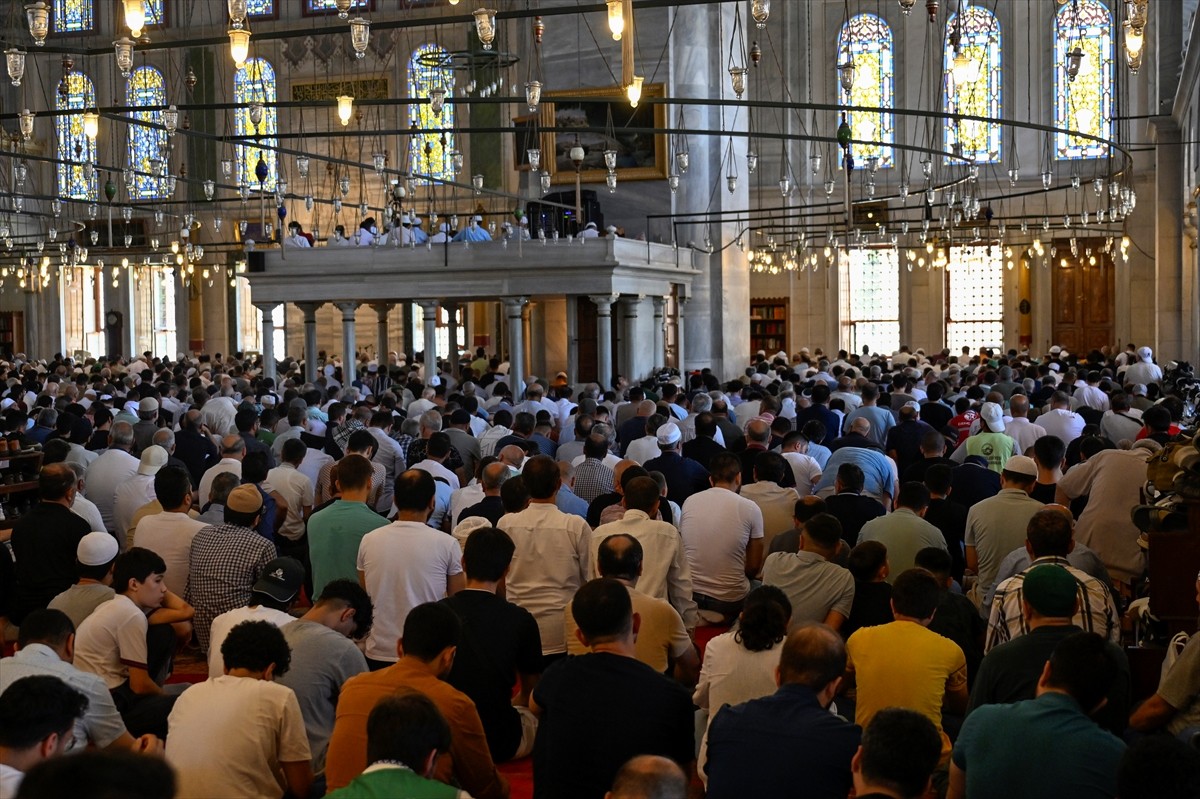 Fatih Camisinde Cuma namazı ve sonrasında Hamas Siyasi Büro Başkanı İsmail Heniyye için gıyabi...