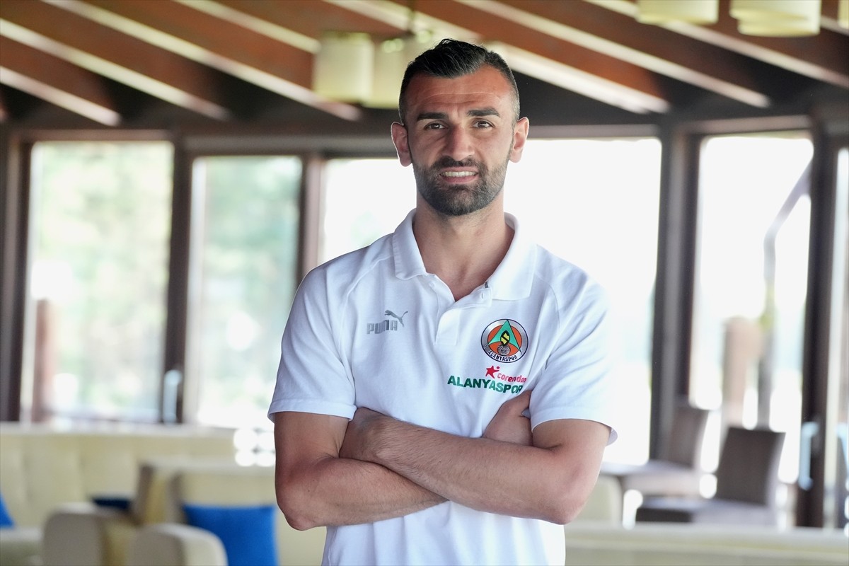 Fenerbahçe'de sözleşmesi bittikten sonra Alanyaspor ile anlaşan tecrübeli forvet Serdar Dursun...