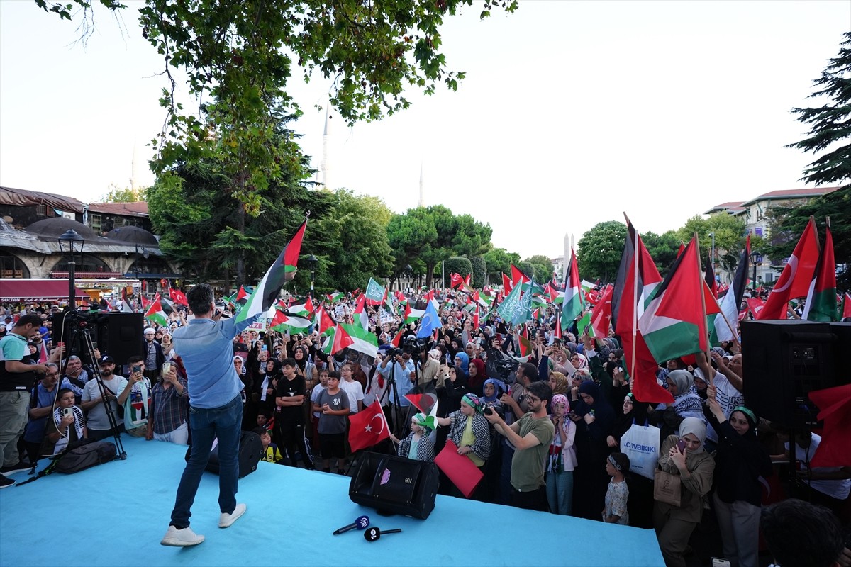 Filistin İnisiyatifi üyeleri, Gazze'de 300 gündür katliamını sürdüren İsrail'i Fatih'te protesto...