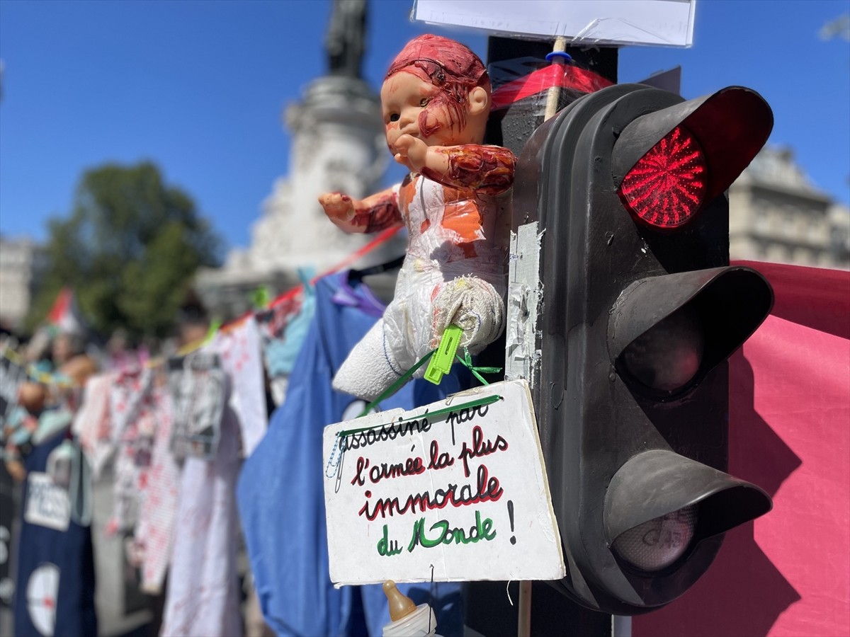 Fransa'nın başkenti Paris'te Filistin'e destek gösterisi yapıldı. Paris'in simgesel Cumhuriyet...