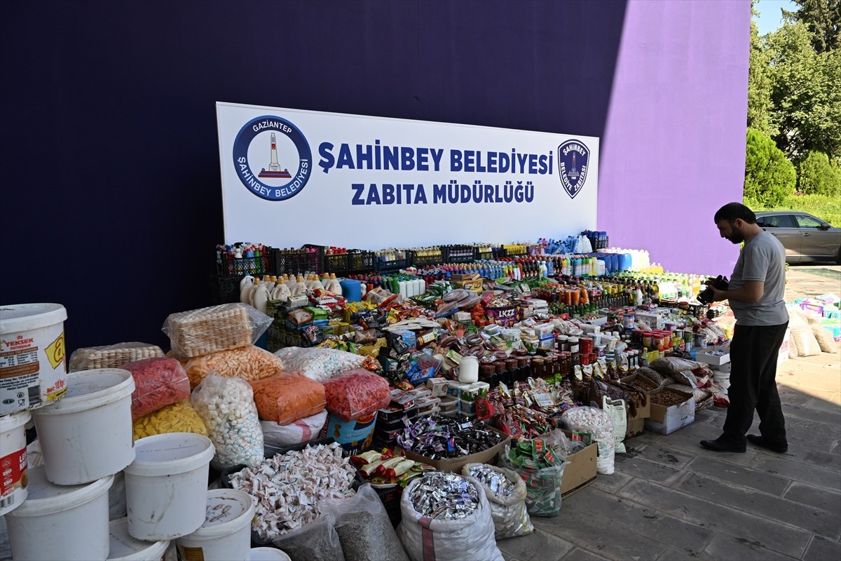 Gaziantep'in Şahinbey ilçesinde 1 haftada yapılan denetimlerde son kullanma tarihi 30 bin 82 ürün...