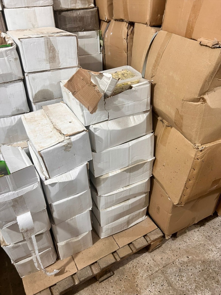 Gaziantep'te bozulmuş ve tarihi geçmiş 10 teneke zeytinyağı, 150 kilogram salça ve 900 kilogram...