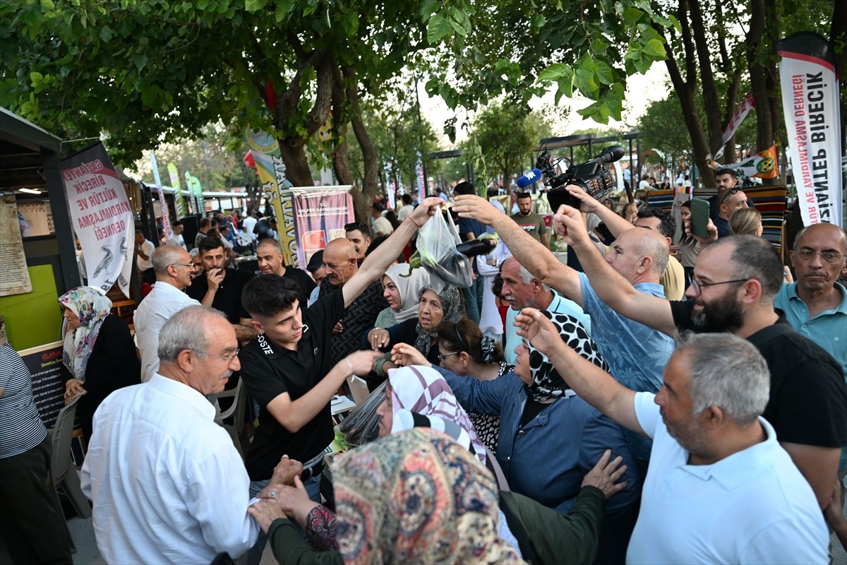 Gaziantep'te düzenlenen 8. Hemşehri Dernekleri Festivali kapsamında bir araya gelen Birecik Kültür...