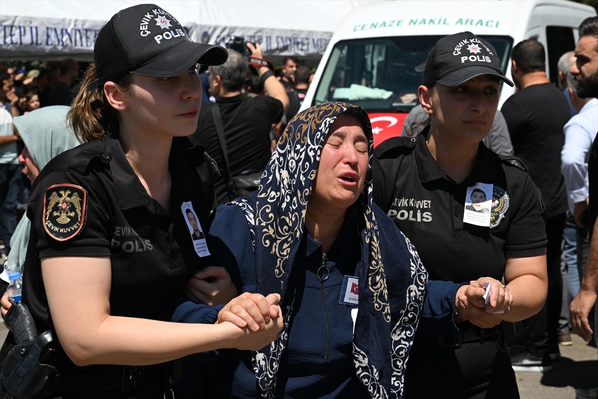 Gaziantep'te eğitim sırasında gaz tüfeği kapsülü yüzüne çarpan ve şehit olan polis memuru Halil...