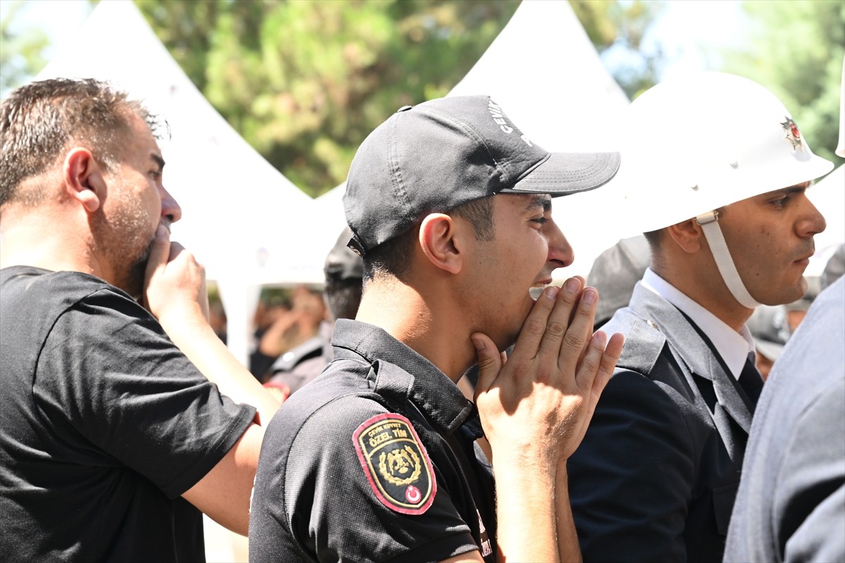 Gaziantep'te eğitim sırasında gaz tüfeği kapsülü yüzüne çarpan ve şehit olan polis memuru Halil...