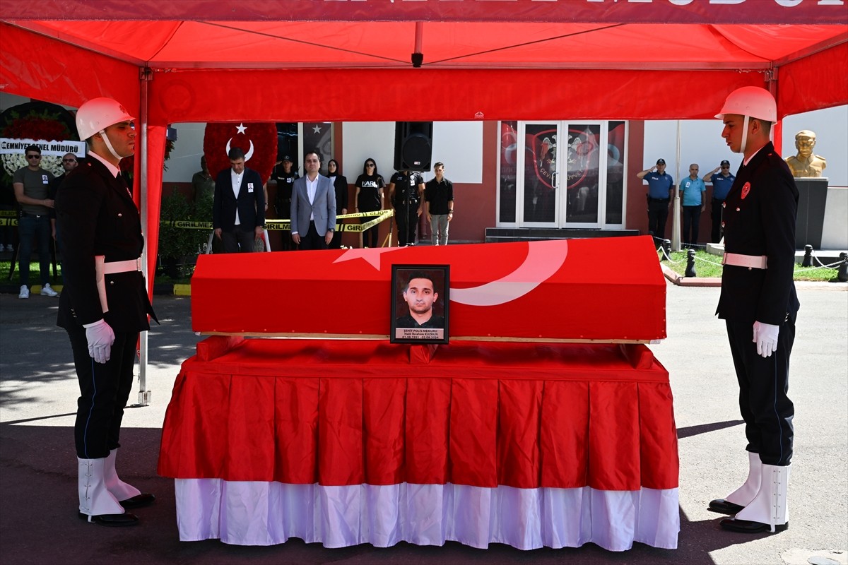 Gaziantep'te eğitim sırasında gaz tüfeği kapsülü yüzüne çarpan ve şehit olan polis memuru Halil...