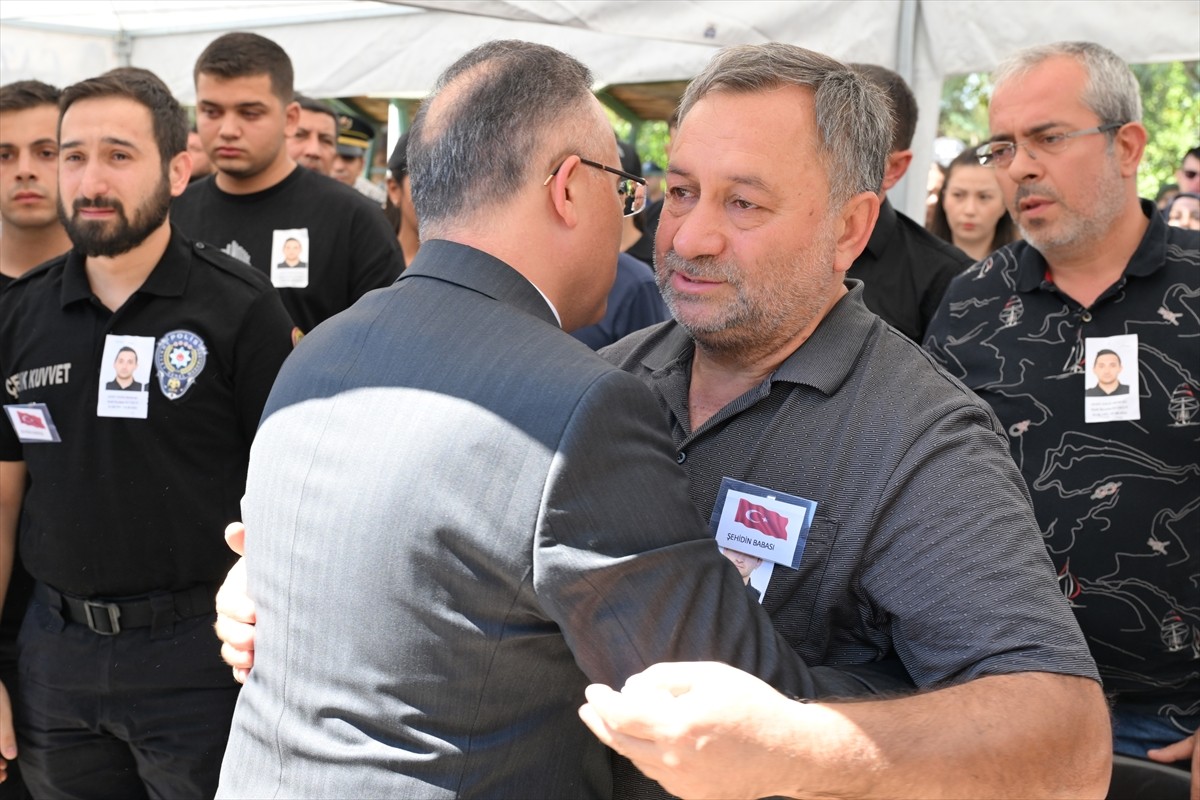 Gaziantep'te eğitim sırasında gaz tüfeği kapsülü yüzüne çarpan ve şehit olan polis memuru Halil...