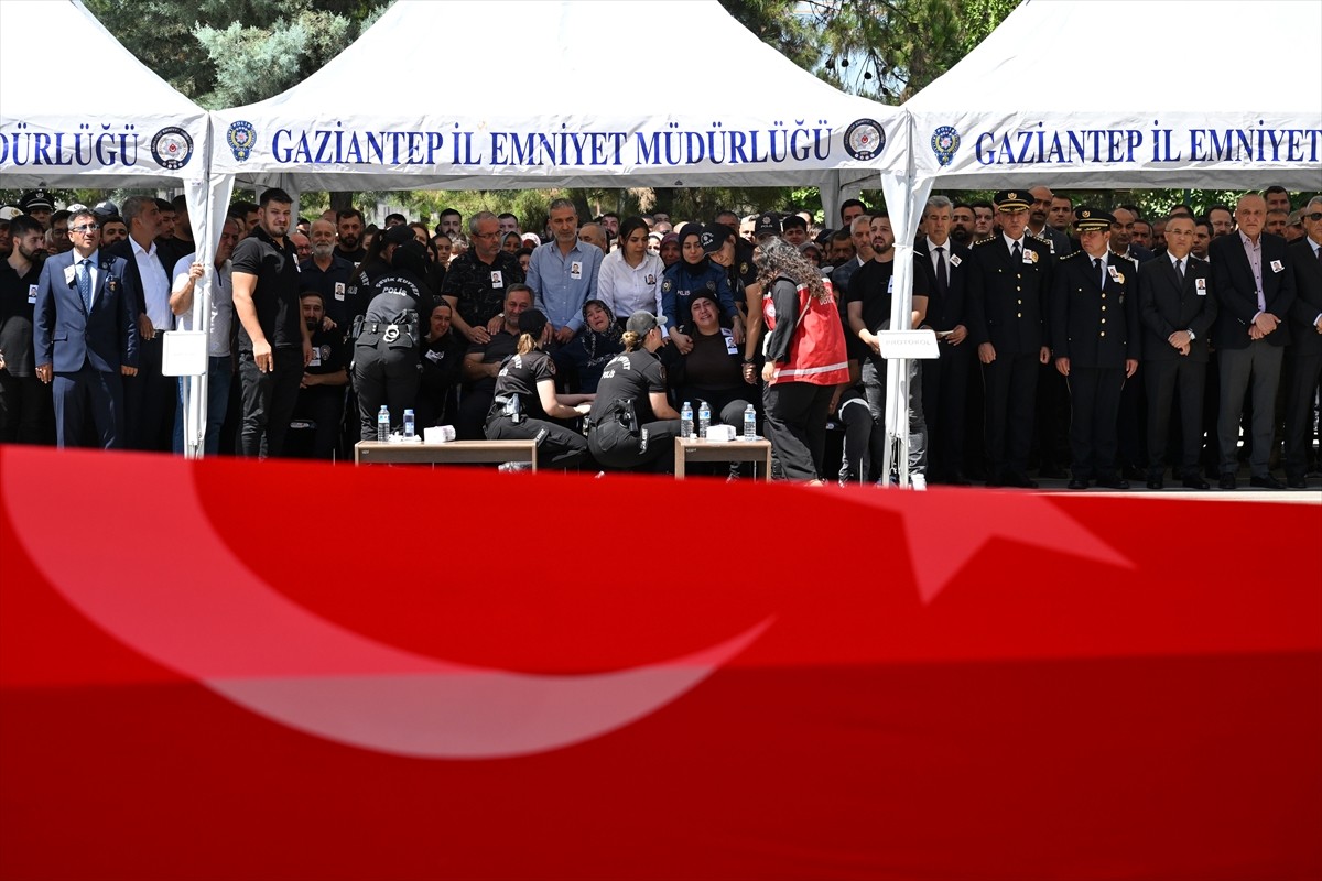 Gaziantep'te eğitim sırasında gaz tüfeği kapsülü yüzüne çarpan ve şehit olan polis memuru Halil...