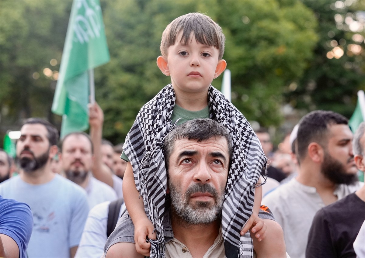 Gazze Dayanışma Platformu üyeleri, İsrail'in saldırdığı Gazze'ye destek için Fatih Camisi'nden...