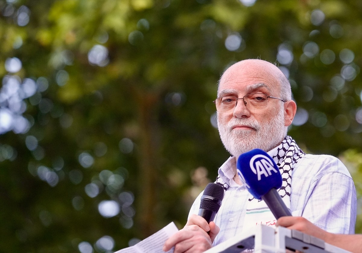 Gazze Dayanışma Platformu üyeleri, İsrail'in saldırdığı Gazze'ye destek için Fatih Camisi'nden...