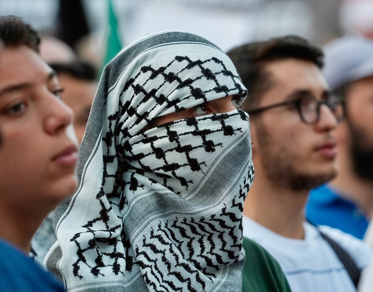 Gazze Dayanışma Platformu üyeleri, İsrail'in saldırdığı Gazze'ye destek için Fatih Camisi'nden...