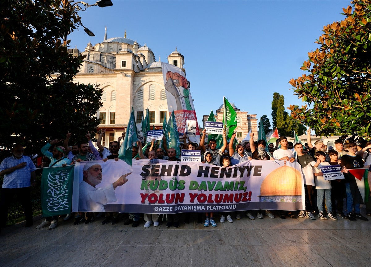 Gazze Dayanışma Platformu üyeleri, İsrail'in saldırdığı Gazze'ye destek için Fatih Camisi'nden...