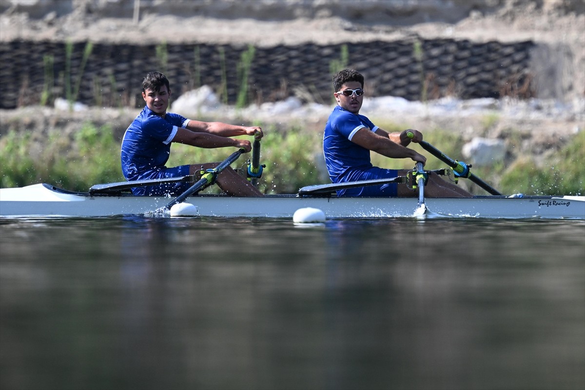 Gençler Türkiye Kürek Şampiyonası'nın ilk gün müsabakaları tamamlandı.