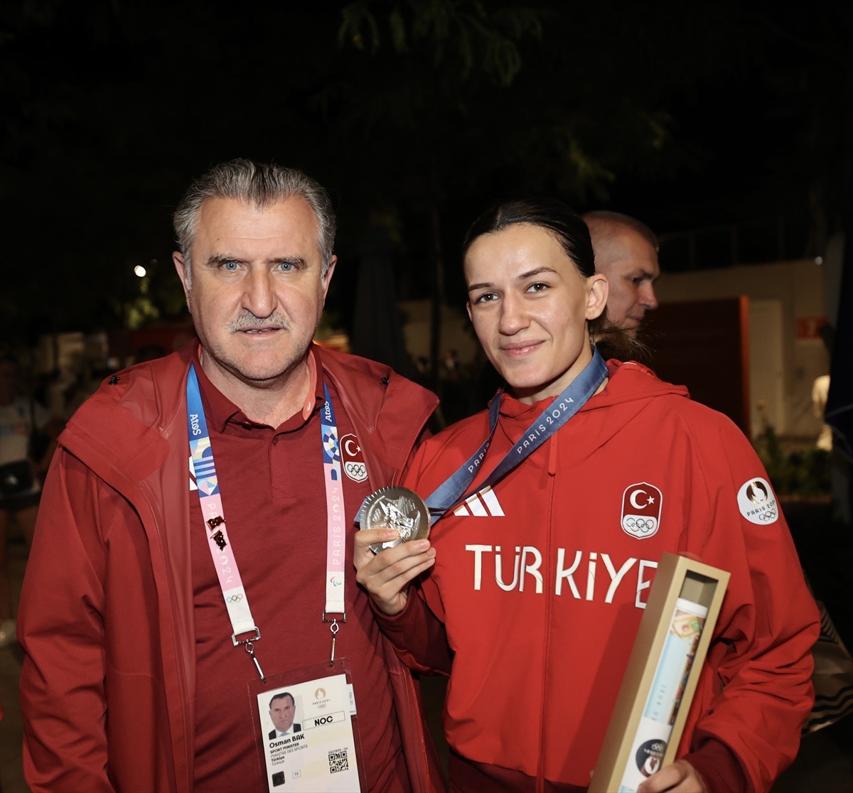 Gençlik ve Spor Bakanı Osman Aşkın Bak, Paris 2024 Olimpiyat Oyunları'nda kadınlar 54 kiloda gümüş...