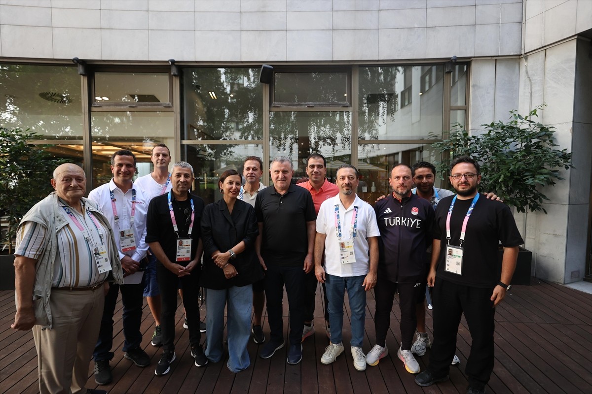 Gençlik ve Spor Bakanı Osman Aşkın Bak, Paris 2024 Olimpiyat Oyunları'nın ardından olimpiyatları...