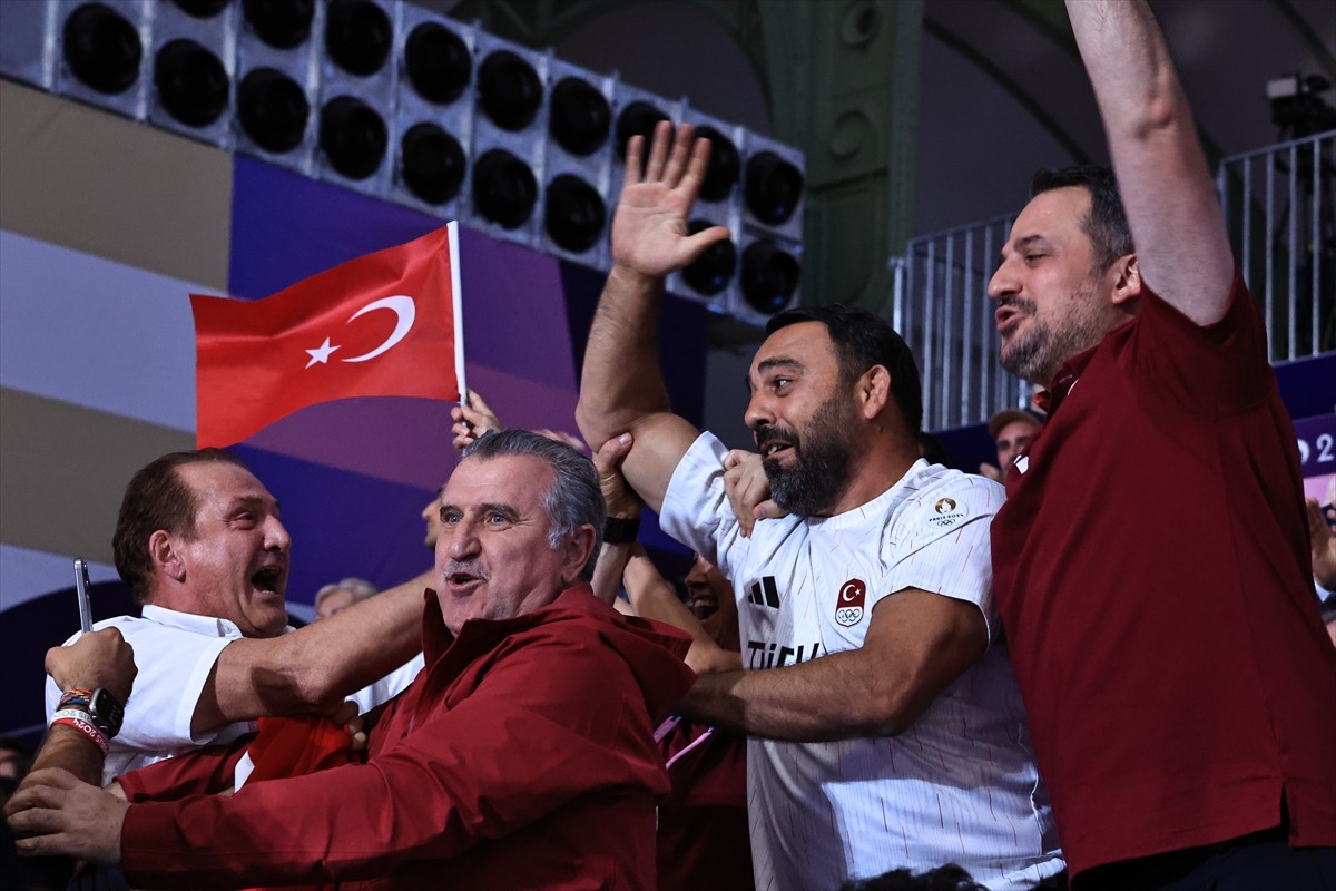 Gençlik ve Spor Bakanı Osman Aşkın Bak, Paris 2024 Olimpiyatları'nda bronz madalya kazanan milli...