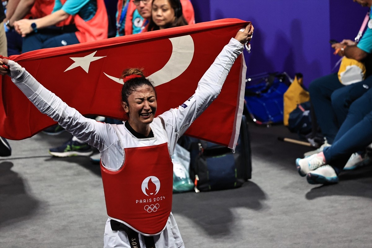 Gençlik ve Spor Bakanı Osman Aşkın Bak, Paris 2024 Olimpiyatları'nda bronz madalya kazanan milli...