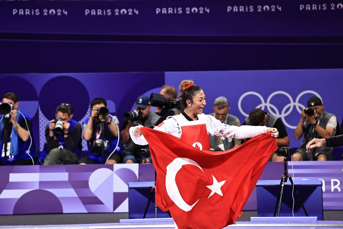 Gençlik ve Spor Bakanı Osman Aşkın Bak, Paris 2024 Olimpiyatları'nda bronz madalya kazanan milli...