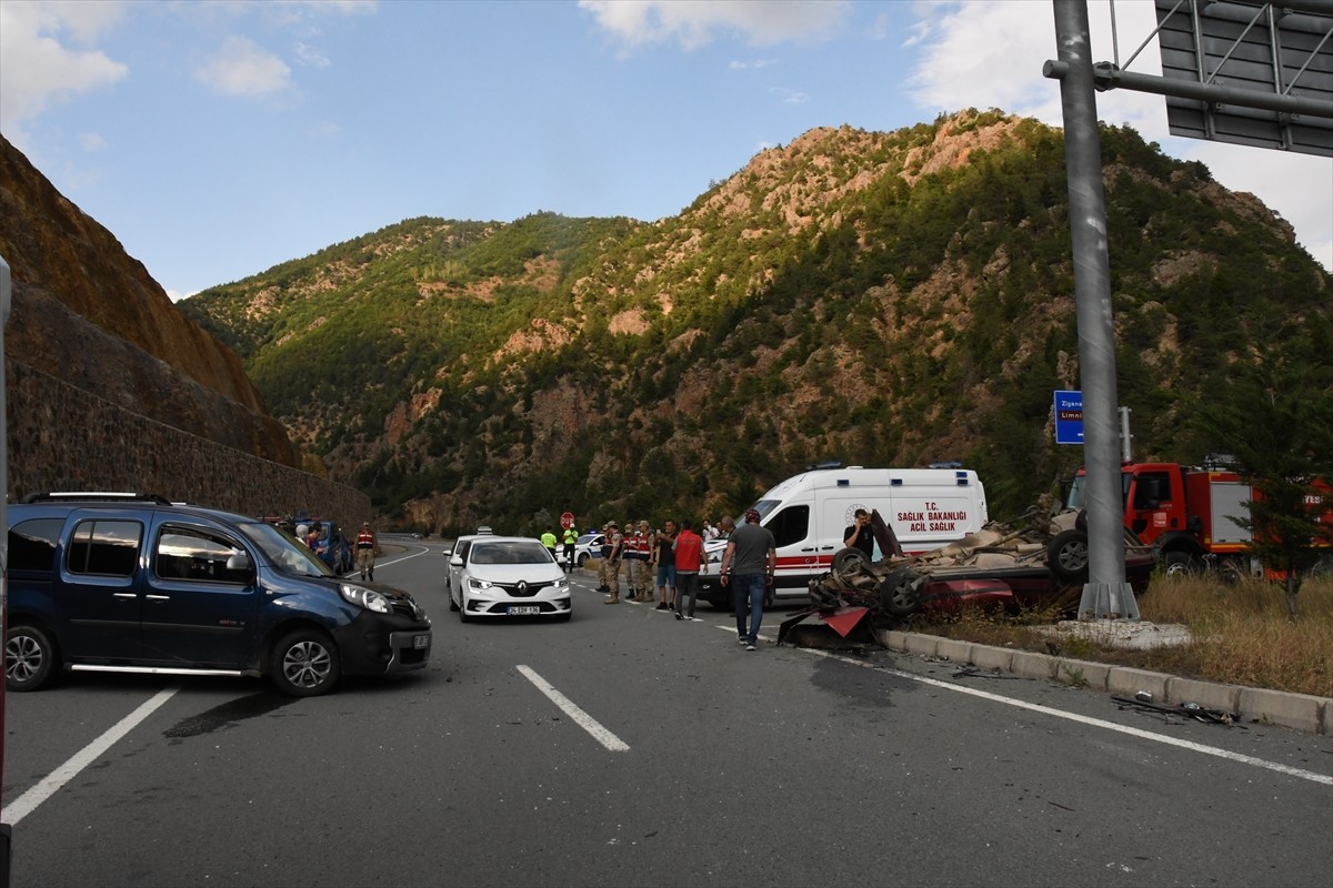 Gümüşhane'de meydana gelen trafik kazasında 1 kişi öldü, 3'ü çocuk 9 kişi yaralandı.