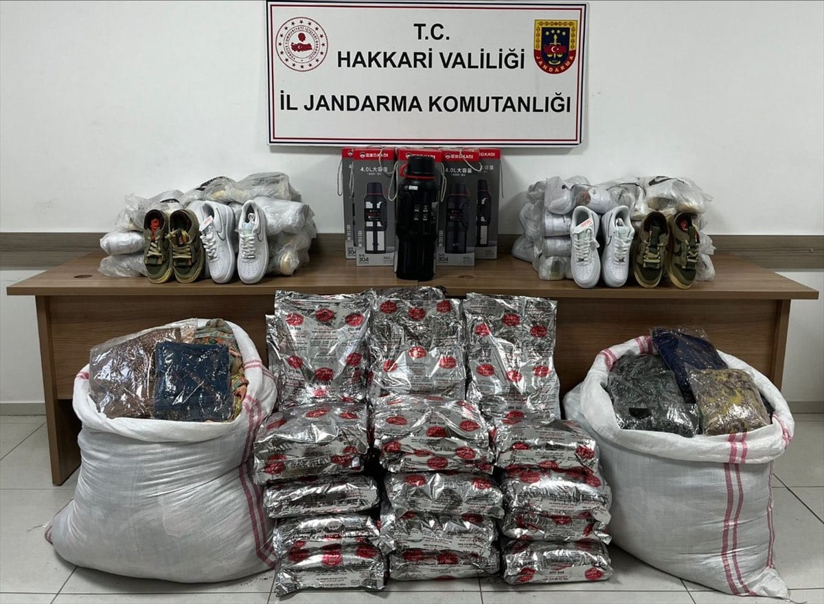 Hakkari'de düzenlenen operasyonda, gümrük kaçağı olduğu tespit edilen 11 bin 455 paket sigara, 75...