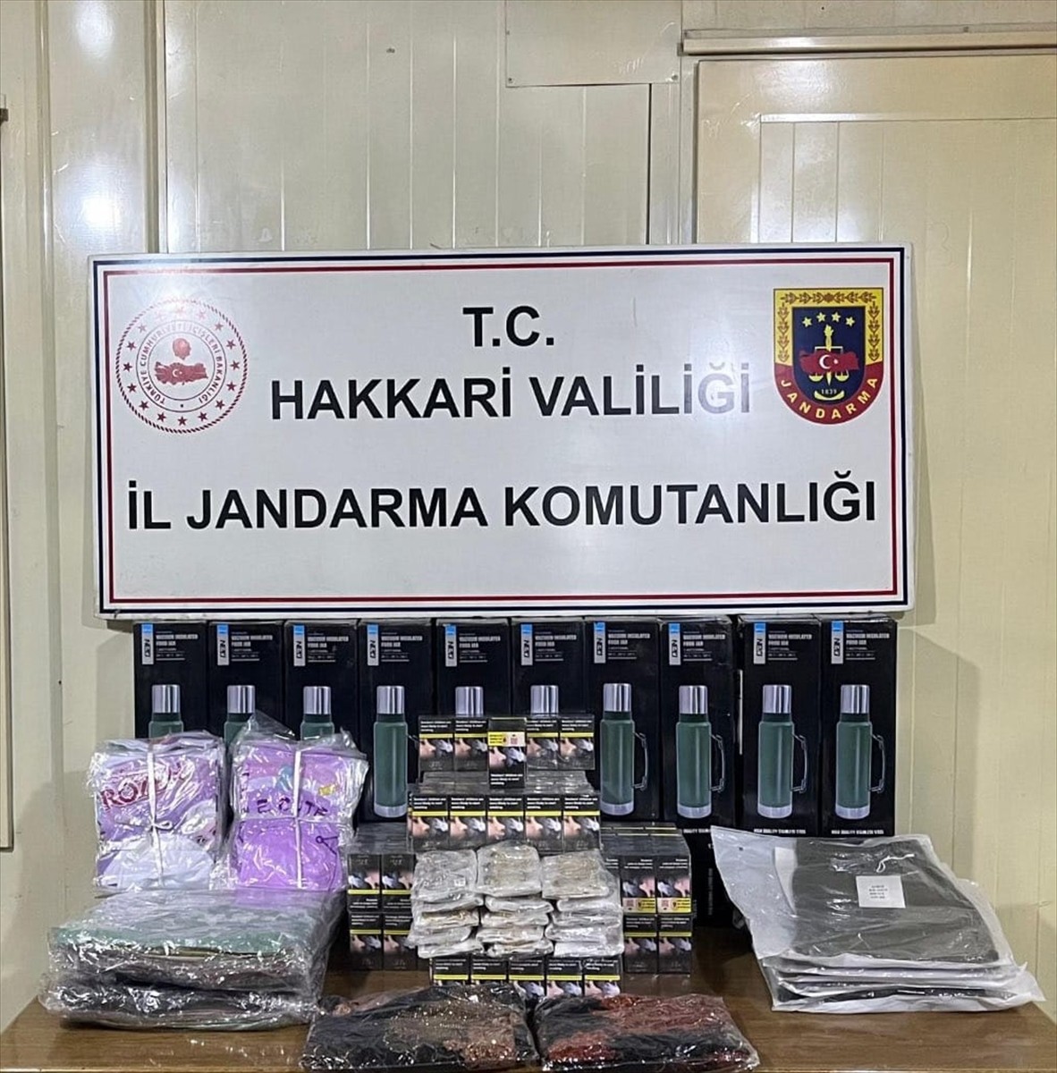 Hakkari'de düzenlenen operasyonda, gümrük kaçağı olduğu tespit edilen 11 bin 455 paket sigara, 75...