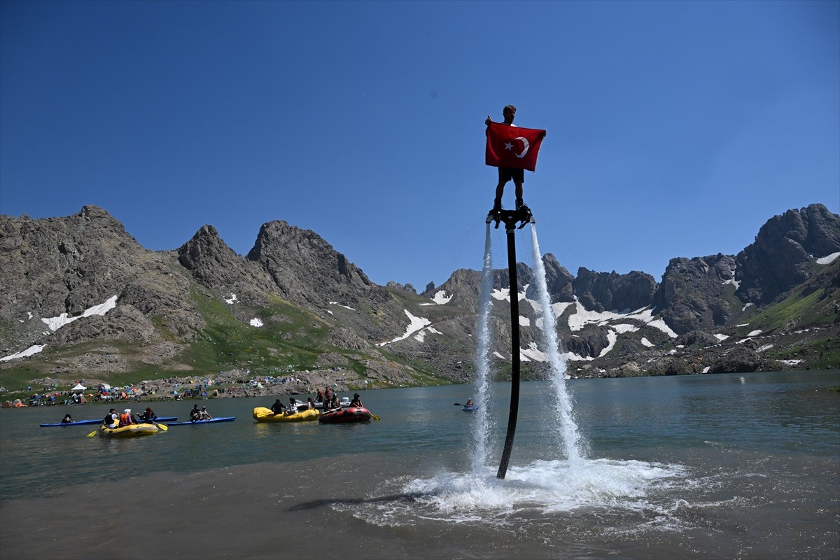 Hakkari'nin Yüksekova ilçesindeki 3 bin 400 rakımlı Sat Buzul Gölleri'nde düzenlenen "6. Cilo...