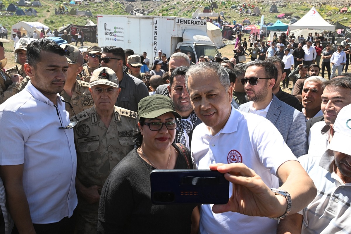 Hakkari'nin Yüksekova ilçesindeki 3 bin 400 rakımlı Sat Buzul Gölleri'nde düzenlenen "6. Cilo...