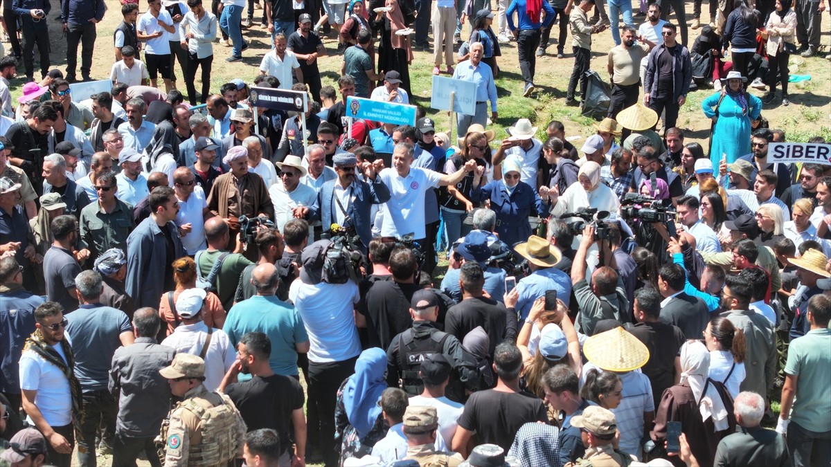 Hakkari'nin Yüksekova ilçesindeki 3 bin 400 rakımlı Sat Buzul Gölleri'nde düzenlenen "6. Cilo...